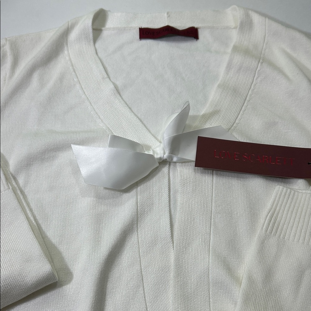 Elegant Women's V-Neck Sweater in Cream - Picture 5 of 16